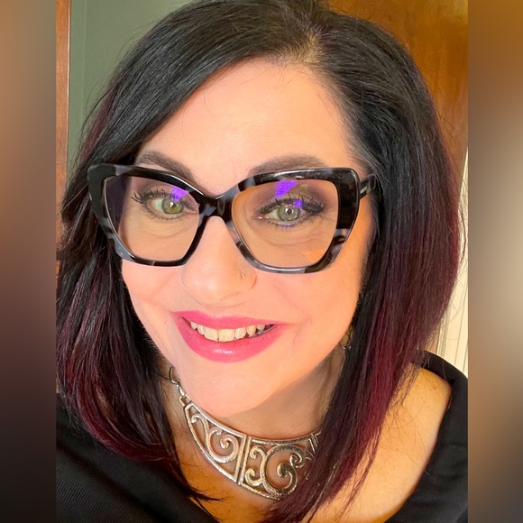 Meet your Posher, Erin - Picture 1 of 1